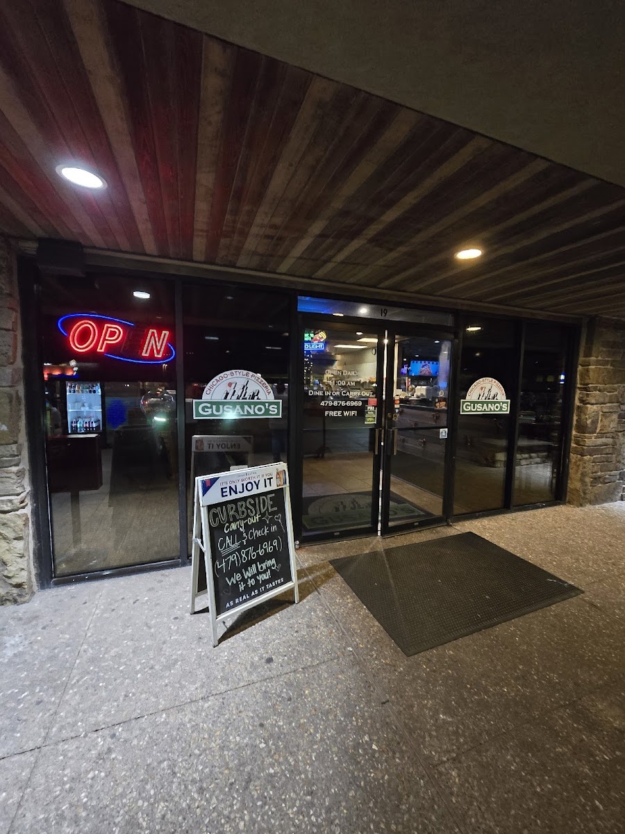 Gusano's Chicago-Style Pizzeria