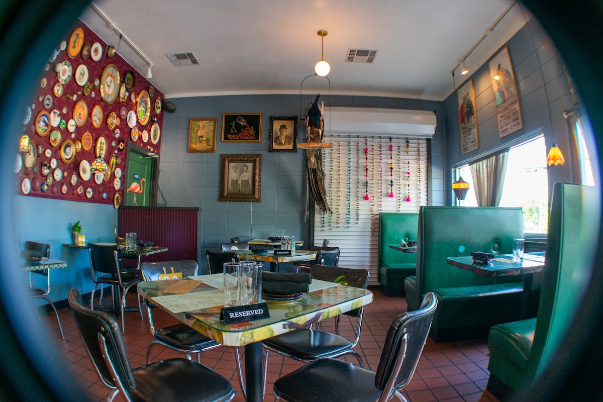 Leverett Lounge logo