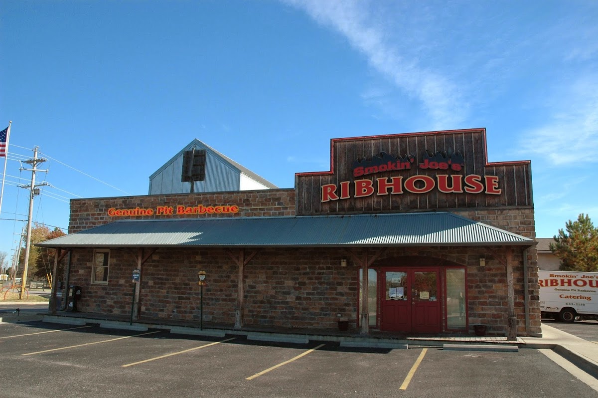 Smokin' Joe's Ribhouse logo