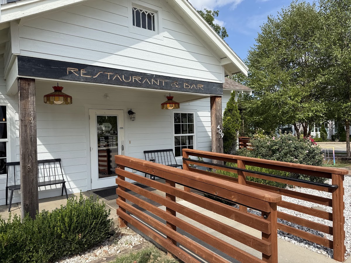 TABLE ON 6TH ST logo