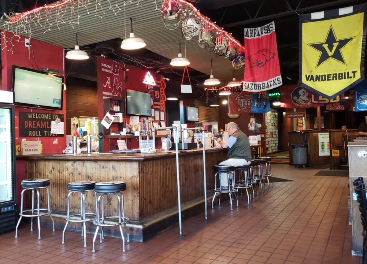 Dreamland BBQ Interior Photo - Dreamland BBQ American in Mobile, AL