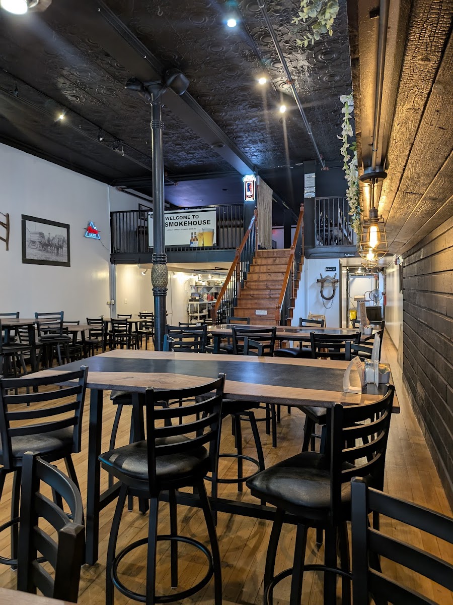 OZ Smokehouse Interior Photo - OZ Smokehouse Bars in Rogers, AR